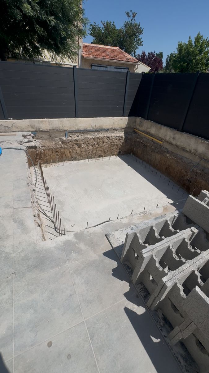 Bassin de piscine en cours de construction, ferraillage et parpaings