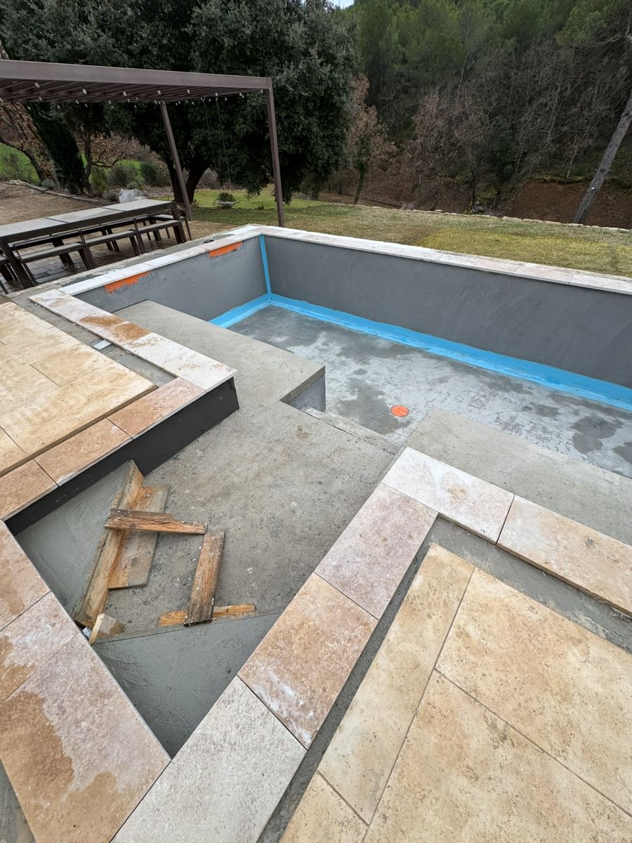 Piscine en cours de chantier avec étanchéité bleue