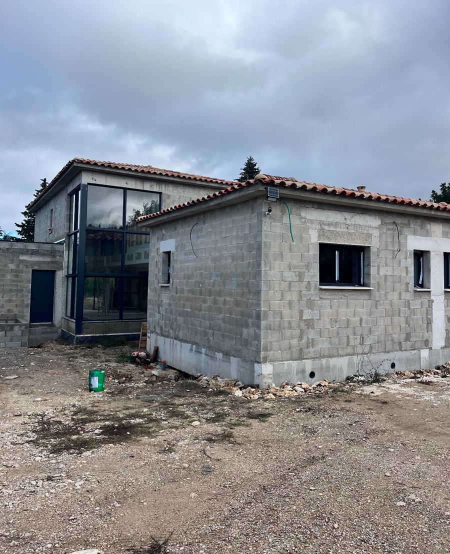 Vue d'ensemble de la maison en parpaings pendant le gros œuvre